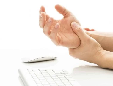 Μούδιασμα στα δάχτυλα: Ποιες σοβαρές παθήσεις μπορεί να κρύβει